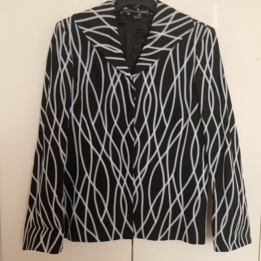 New Classic Fall Jacket Size 10 Black and White
